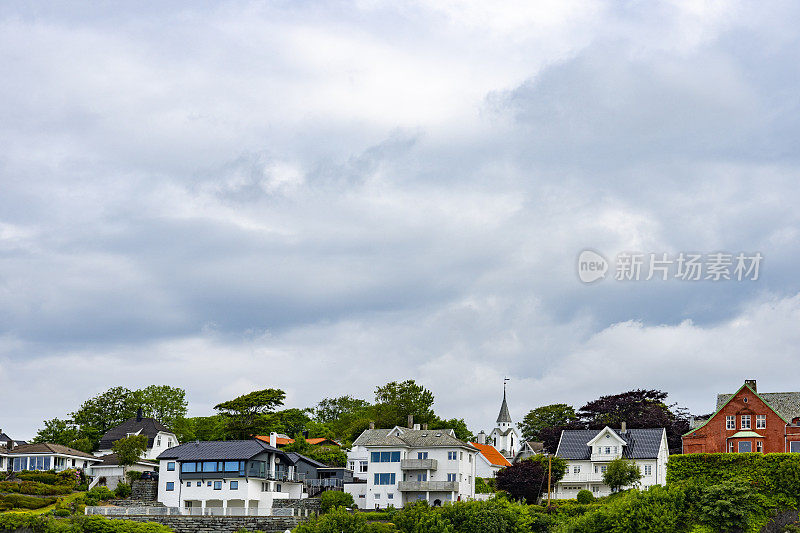 Haugesund Harbourside建筑在山上，挪威。